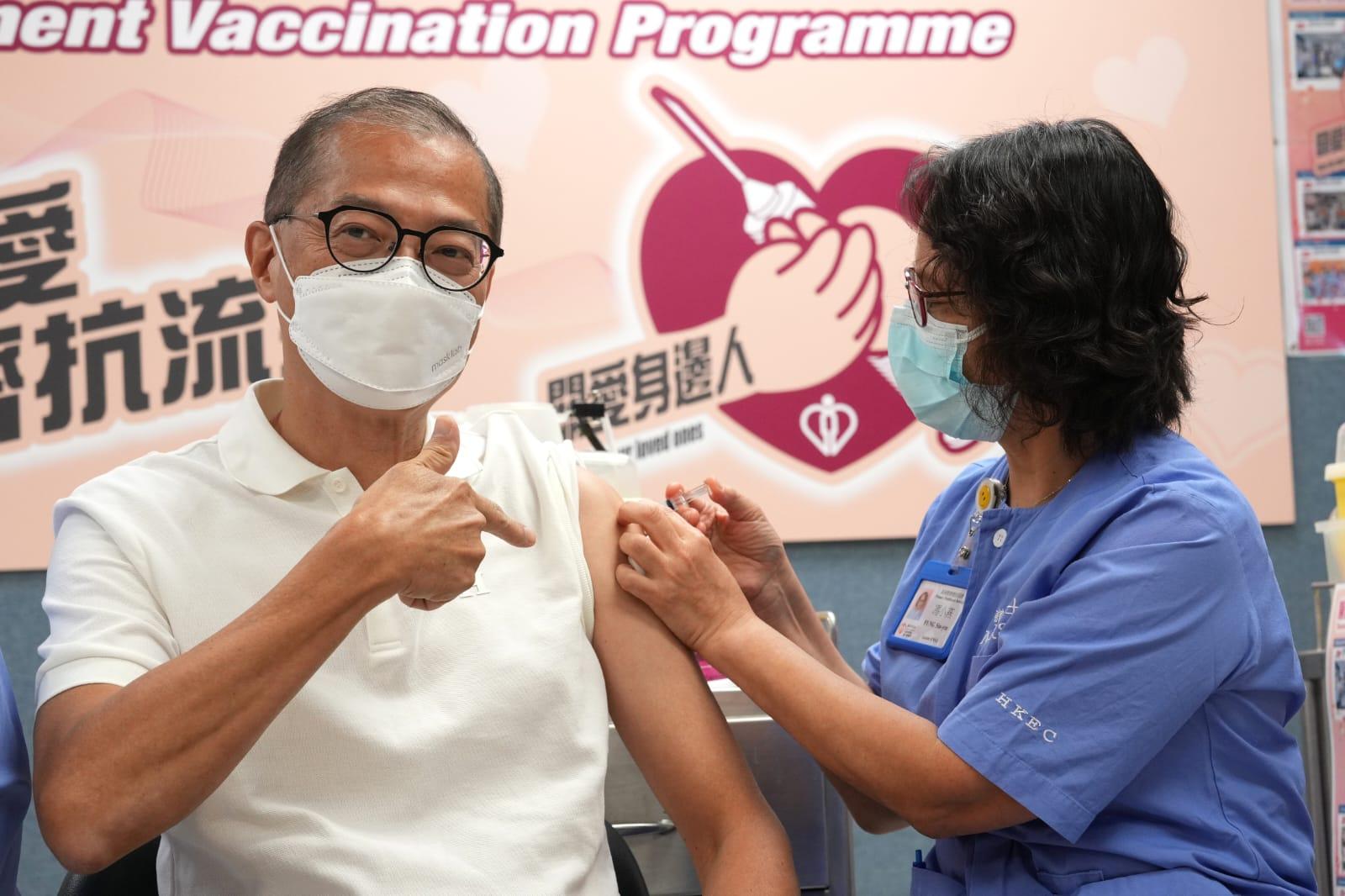 盧寵茂左手打季節性流感疫苗。(陳奕釗攝)
