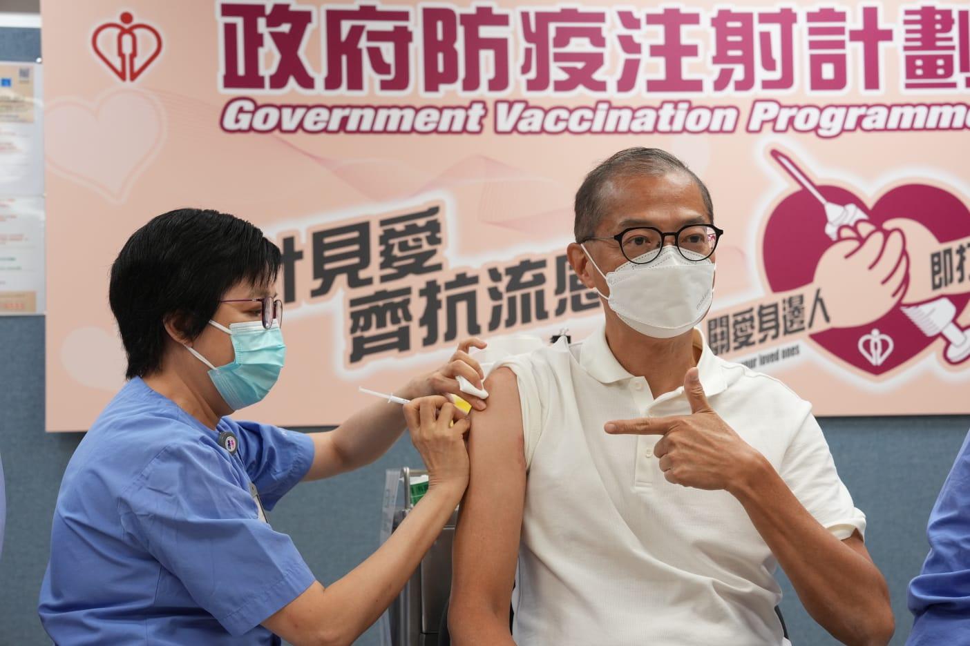 盧寵茂右手打科興疫苗。(陳奕釗攝)