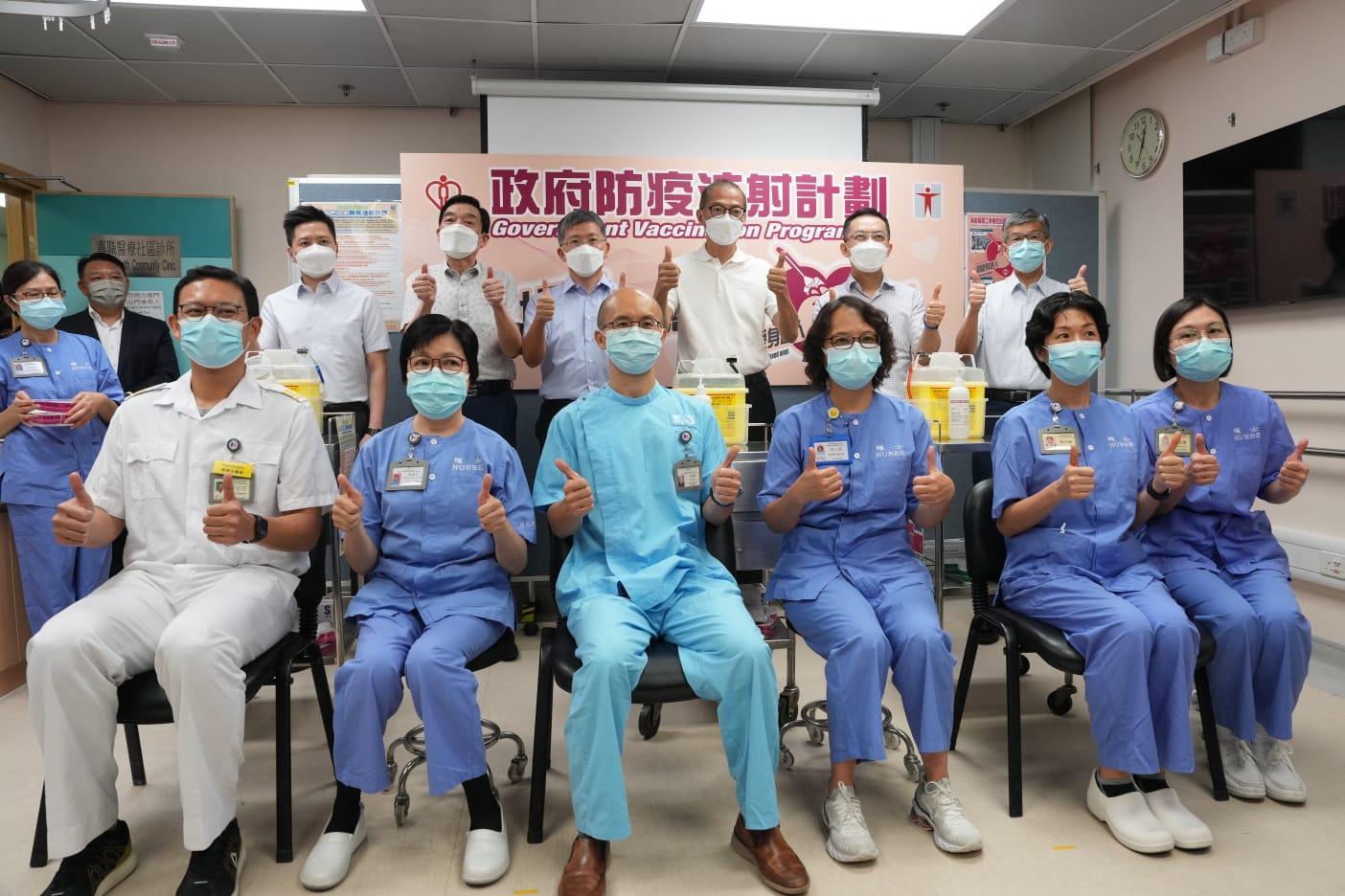 盧寵茂與一眾衛生官員等接種新冠疫苗和季節性流感疫苗。(陳奕釗攝)