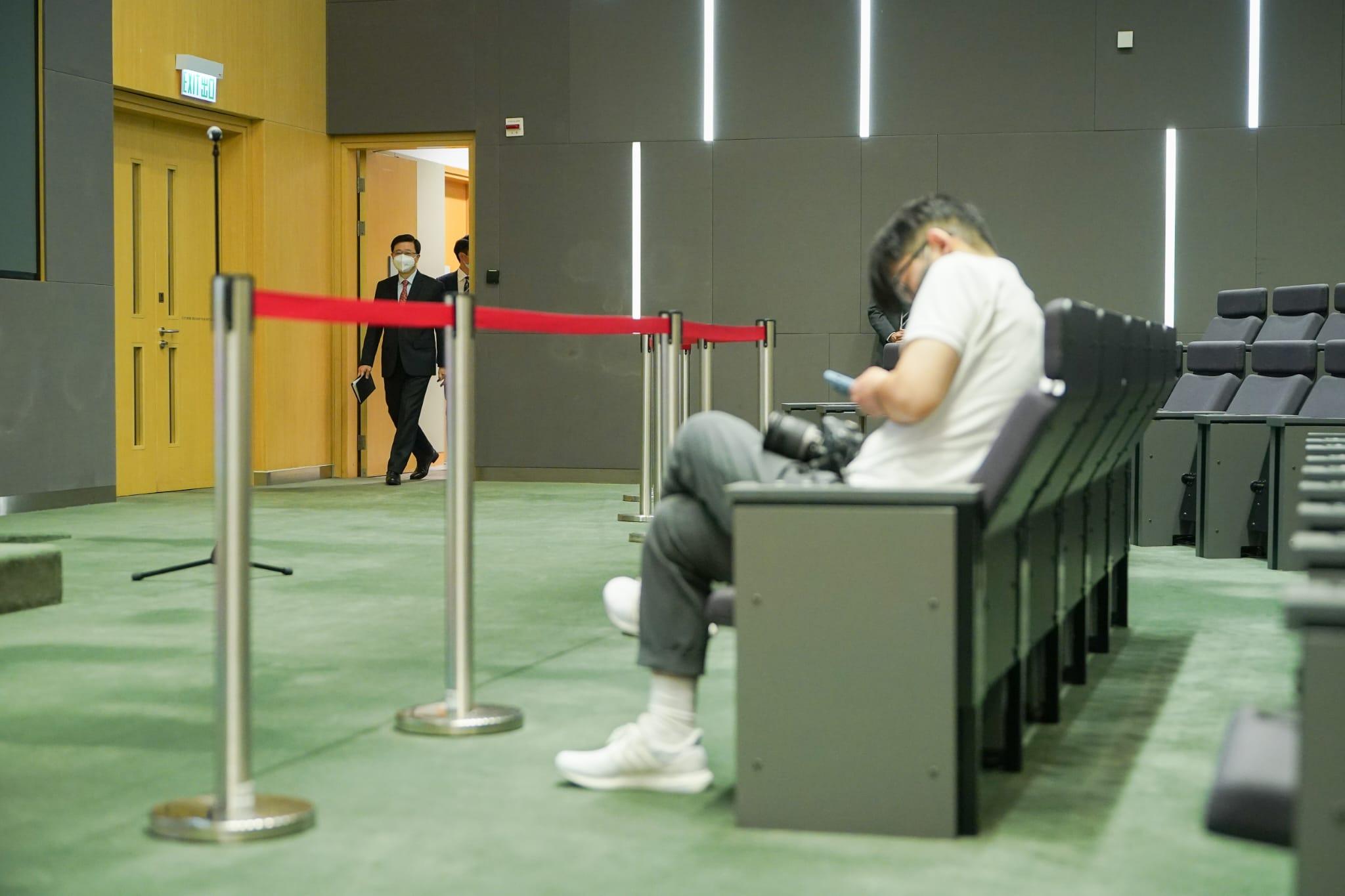 特首李家超在行會前見傳媒。(李睿哲攝)