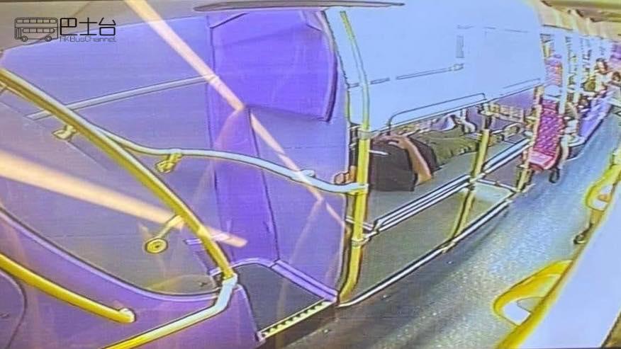 一名黑衣男子坐城巴時,將行李架當床瞓。(HK Bus Channel 巴士台@fb圖)