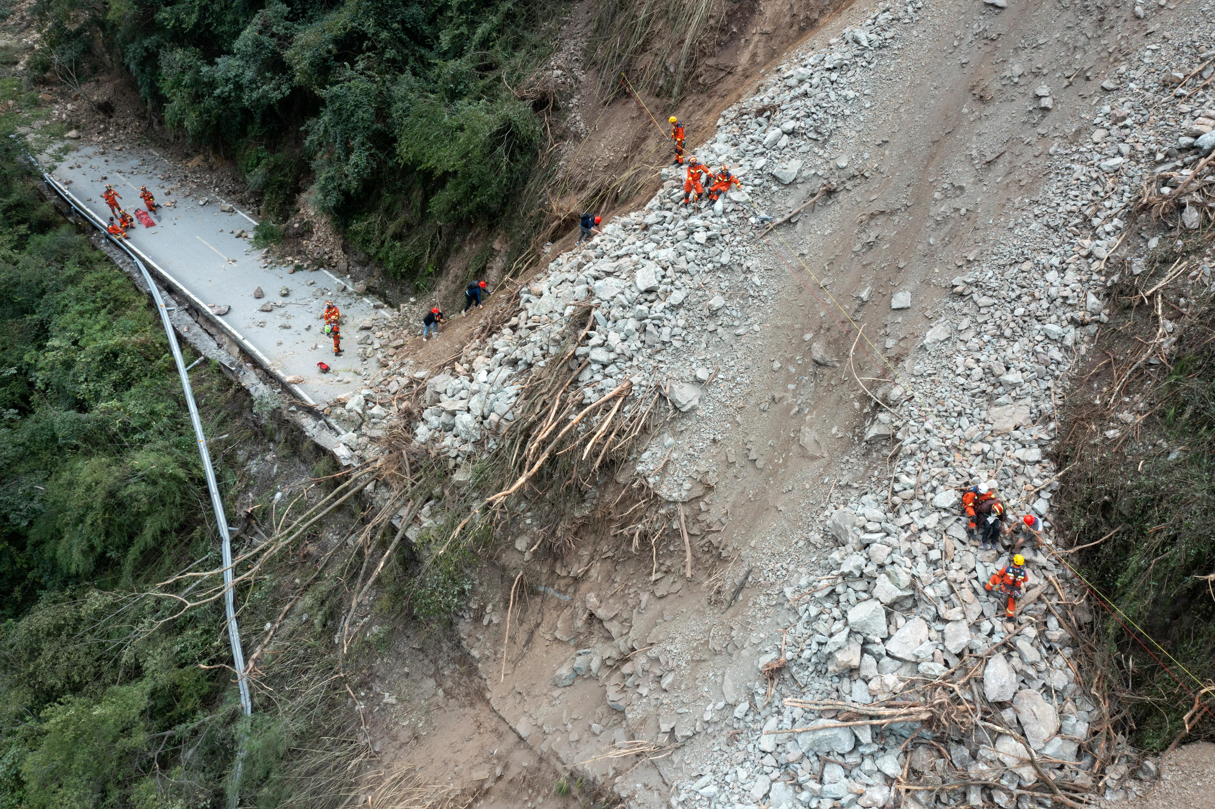 在四川省甘孜州瀘定縣磨西鎮附近,四川省成都市消防救援支隊的救援人員轉移被困羣眾。(新華社圖)