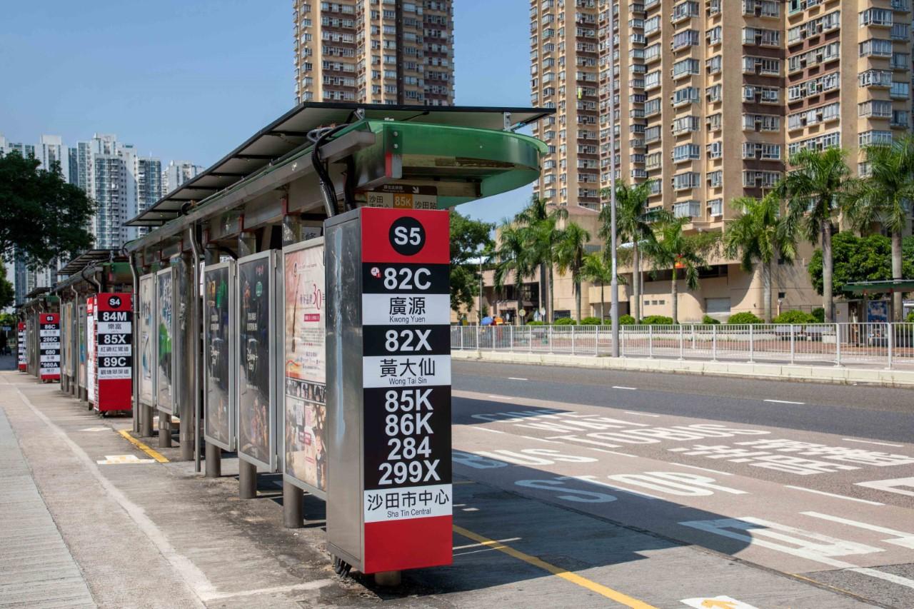 石門轉車站已編上月台編號及貼上指示,讓乘客更容易識別各路線位置。(九巴圖片)