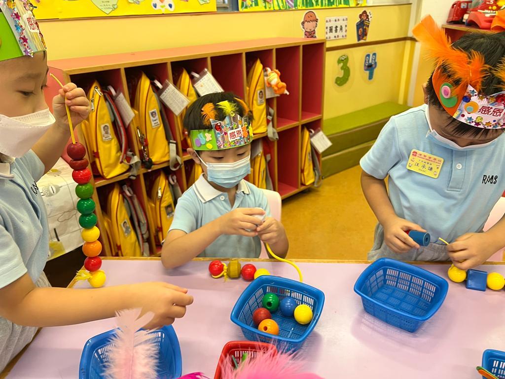 學校讓小朋友進行串珠、剪紙等活動,訓練他們的小肌肉發展。