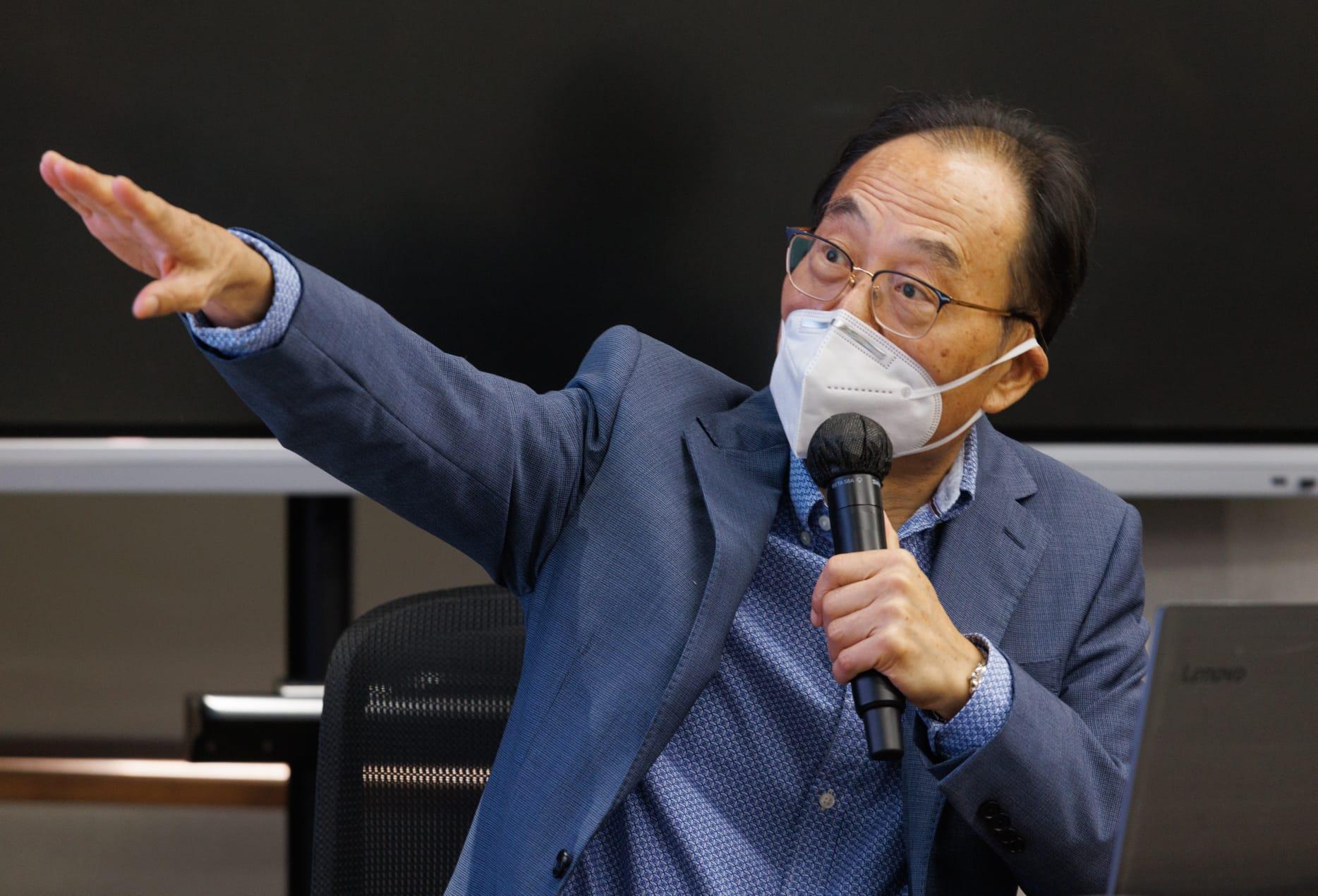 何濼生指,本年度學童快樂指數下跌,可能與疫情下增加學業壓力有關。(蘇文傑攝)