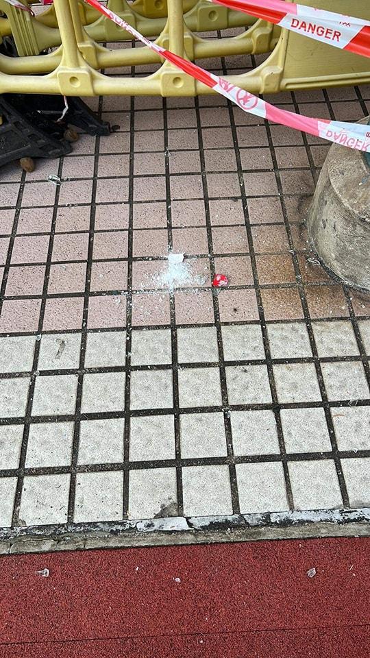 大埔大元邨疑有狂徒高空擲物,有人將玻璃樽掟落籃球場。(區議員區鎮濠fb圖)