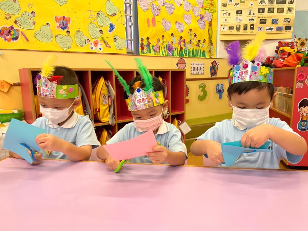學校讓小朋友進行串珠、剪紙等活動,訓練他們的小肌肉發展。