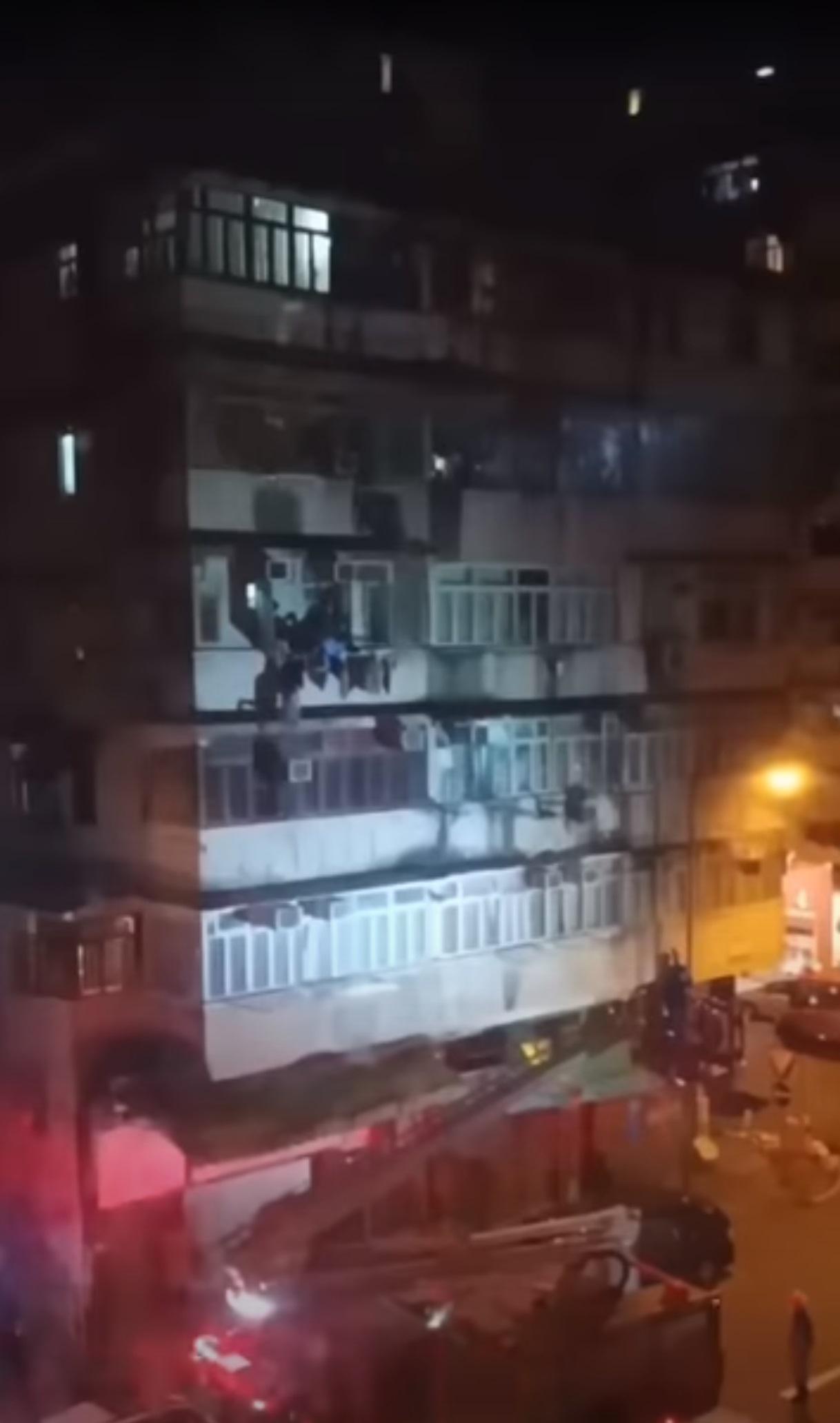 男童母親情緒激動,一度企跳。(網上影片截圖)