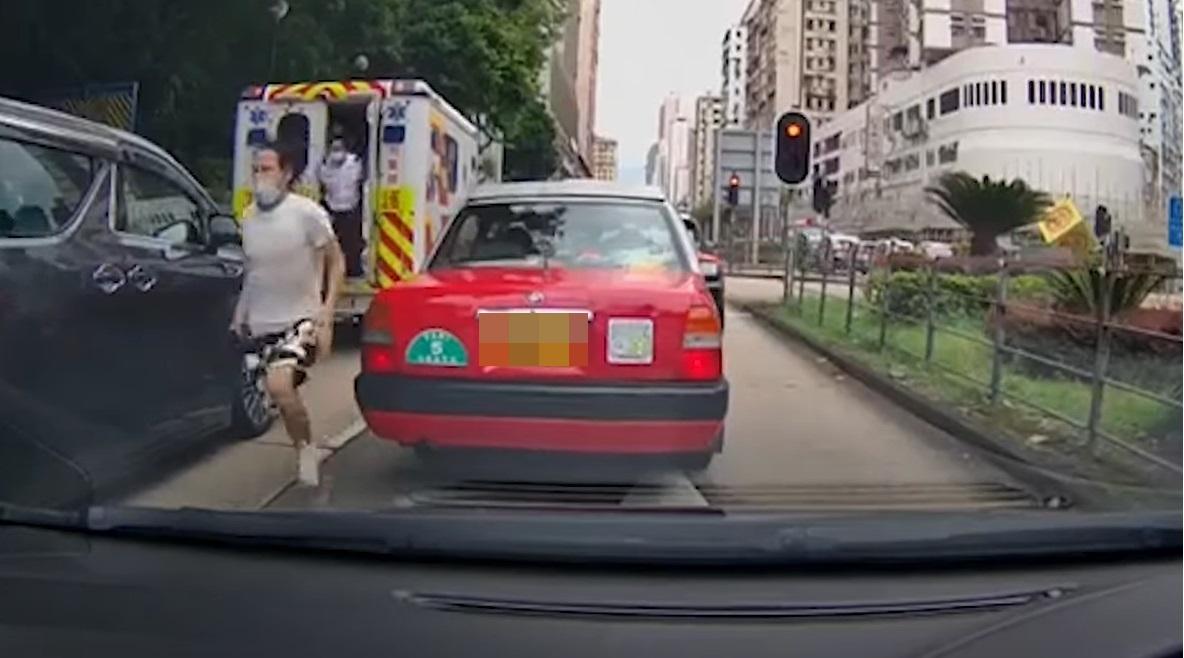 一名腳部包紮的男子打開救護車門狂奔,兩名救護員落車追截。(網片截圖)