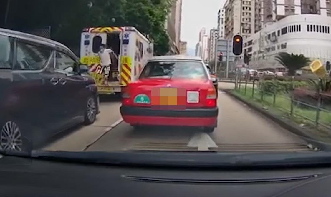 一名腳部包紮的男子打開救護車門狂奔,兩名救護員落車追截。(網片截圖)