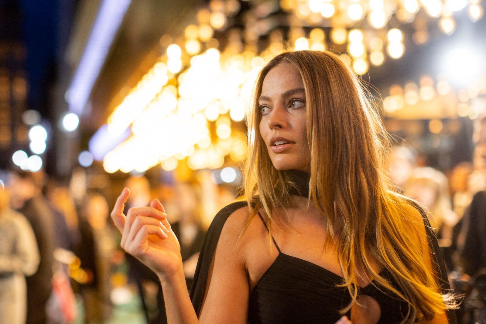 瑪歌羅比性感示人,成為首映禮的焦點所在。