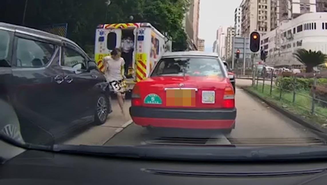 一名腳部包紮的男子打開救護車門狂奔,兩名救護員落車追截。(網片截圖)