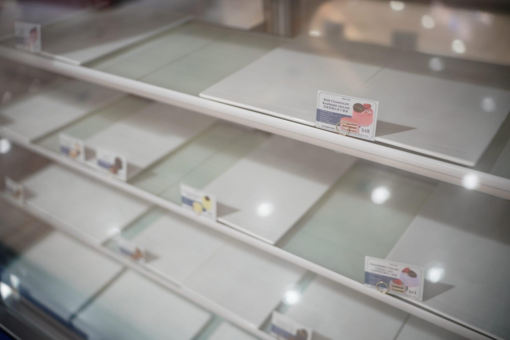 櫥窗內的西餅空空如也。(李睿哲攝)