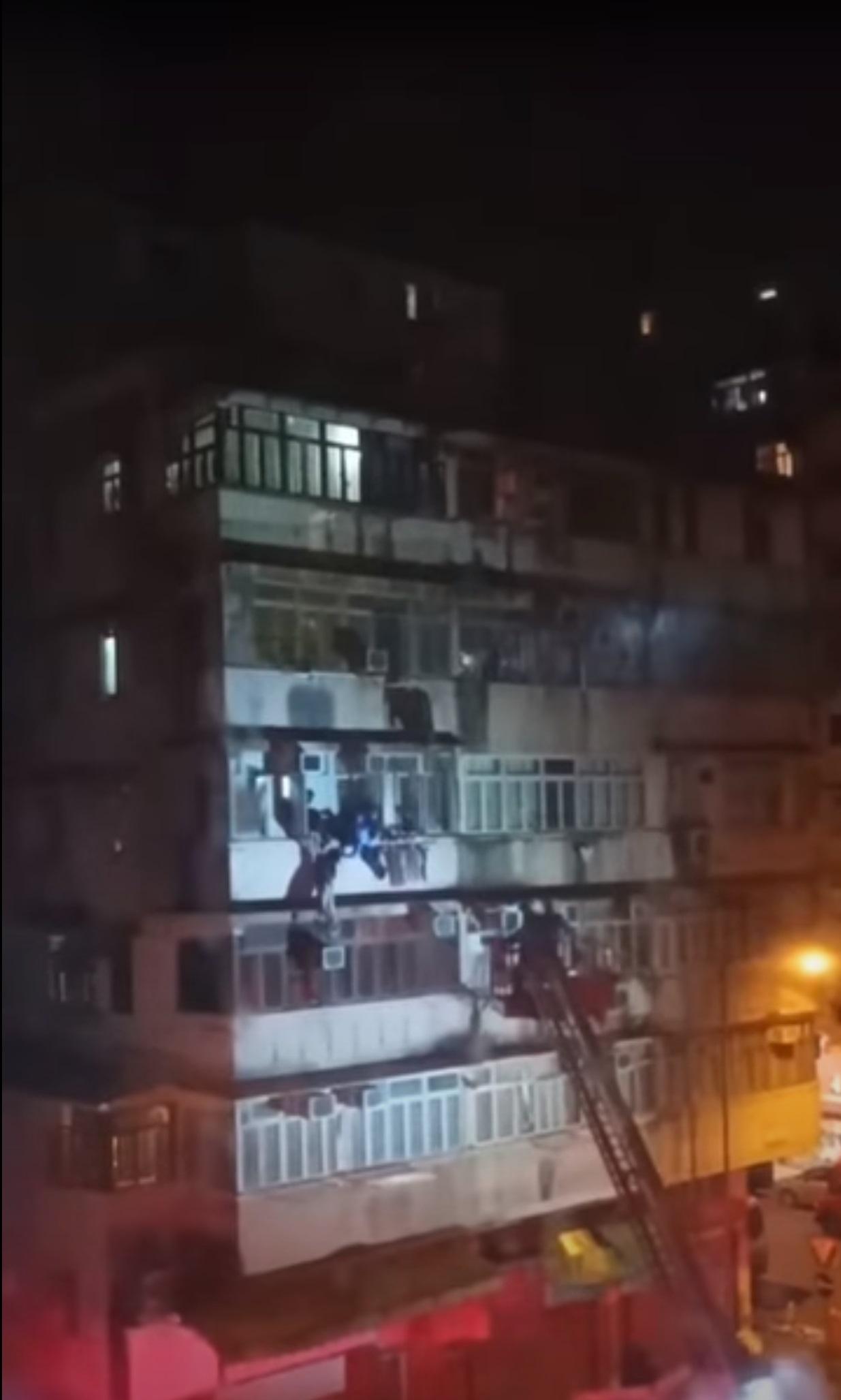 消防架起雲梯拯救。(網上影片截圖)