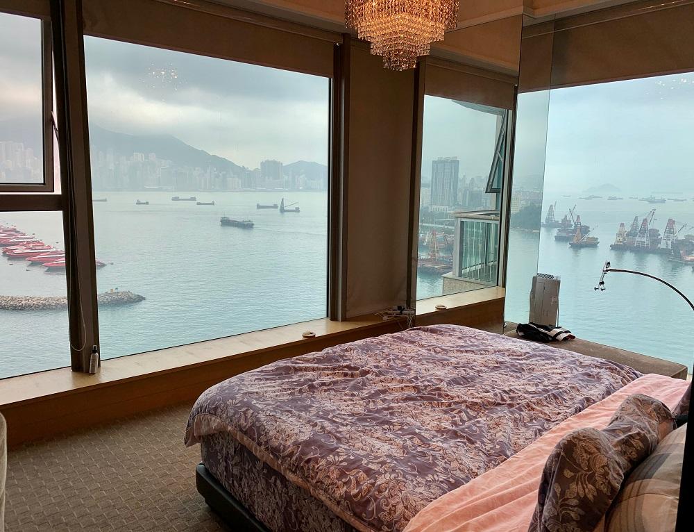 面積最大的主人套房,設有多邊落地大窗,睡覺時也被海景包圍。