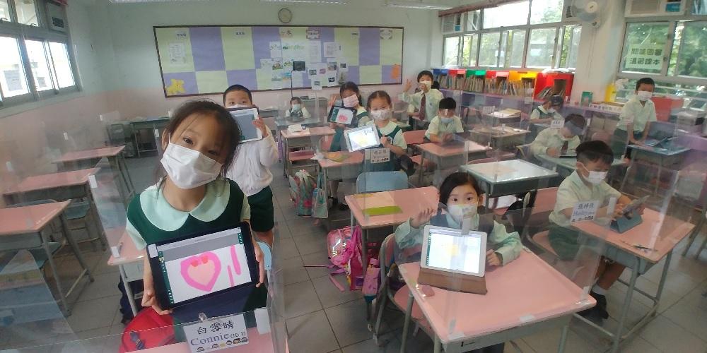 利用平板電腦繪畫。