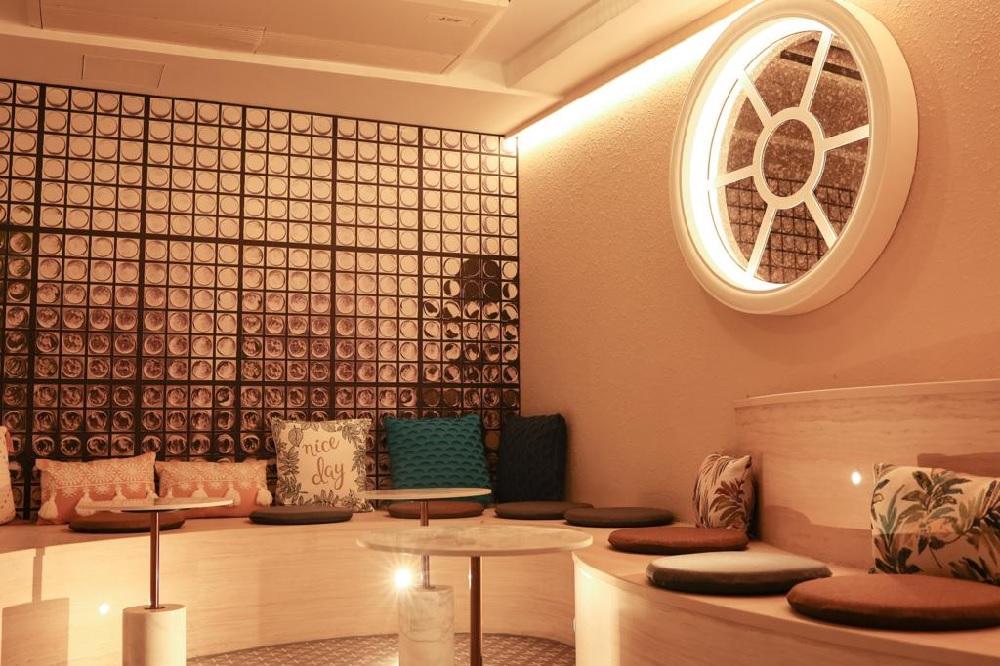 簡單舒適的室內空間,讓大家能與親朋好友相聚暢談。