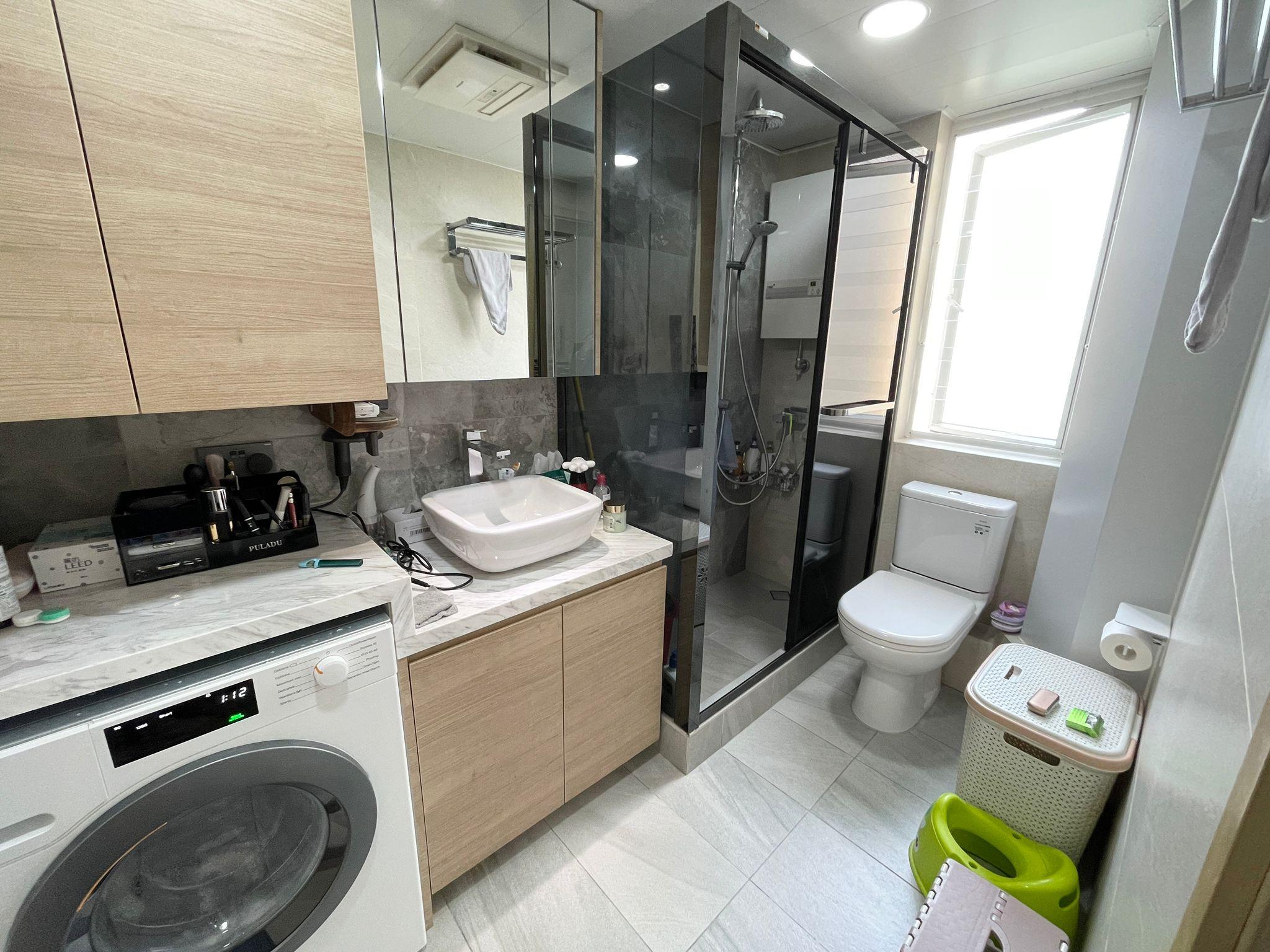 單位浴室闊大,裝修新淨實用,更非黑廁,光猛又通爽。