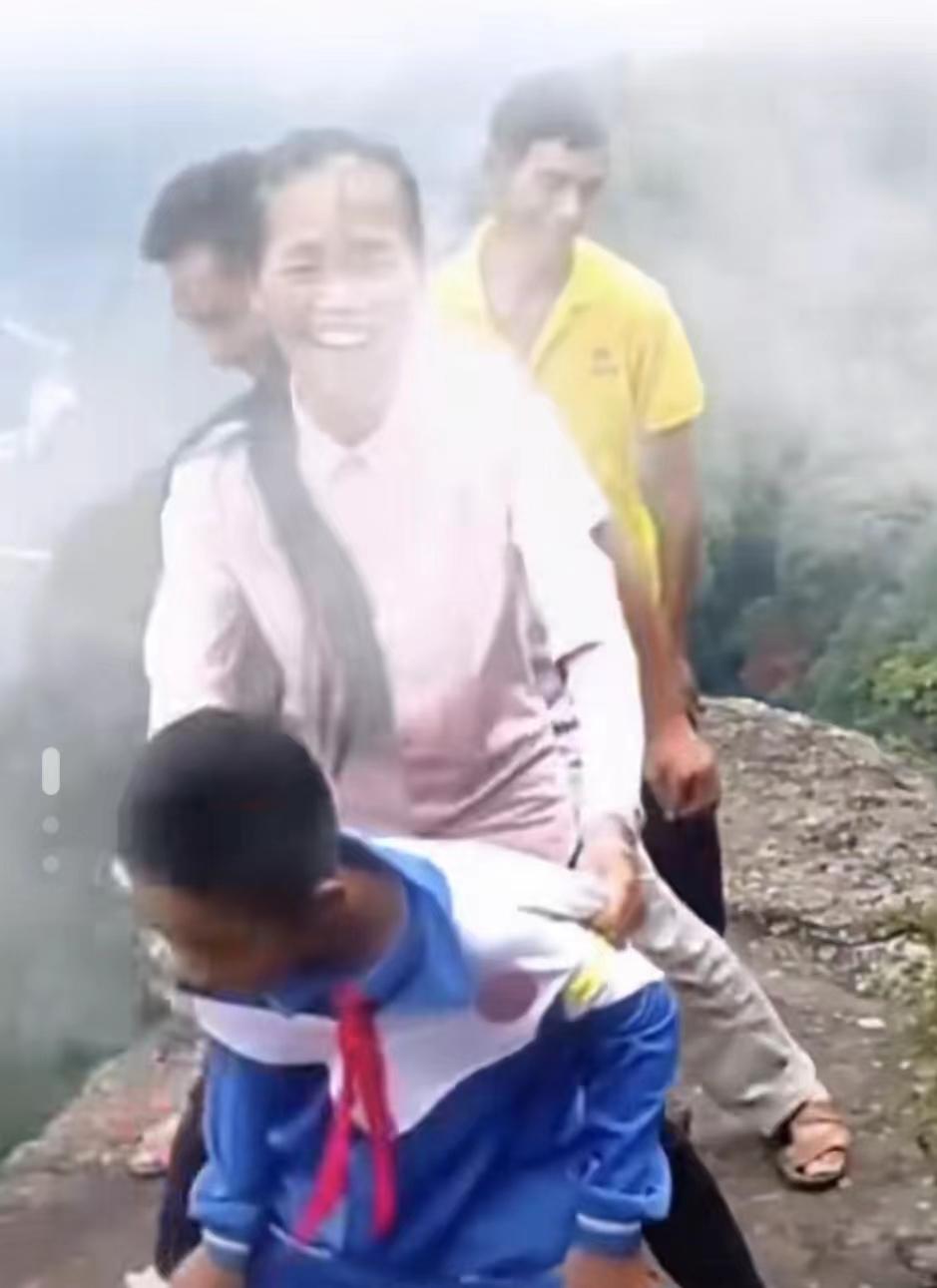 4人在懸崖邊一塊鬆動巨石上用力搖晃,而且笑得相當開心。(互聯網)