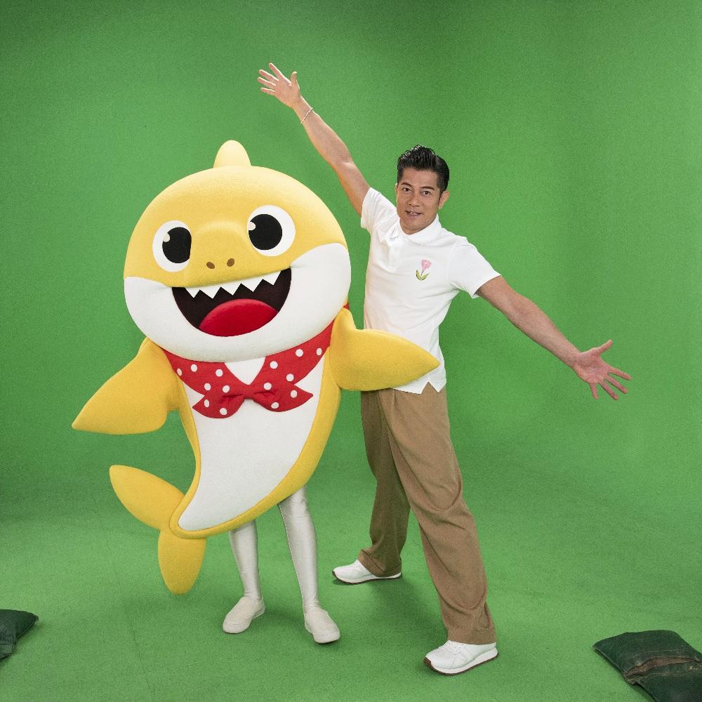 郭富城早前與Baby Shark一同拍攝宣傳短片,歌詞如「No more plastic forks doo doo doo doo 」,十分易上口。