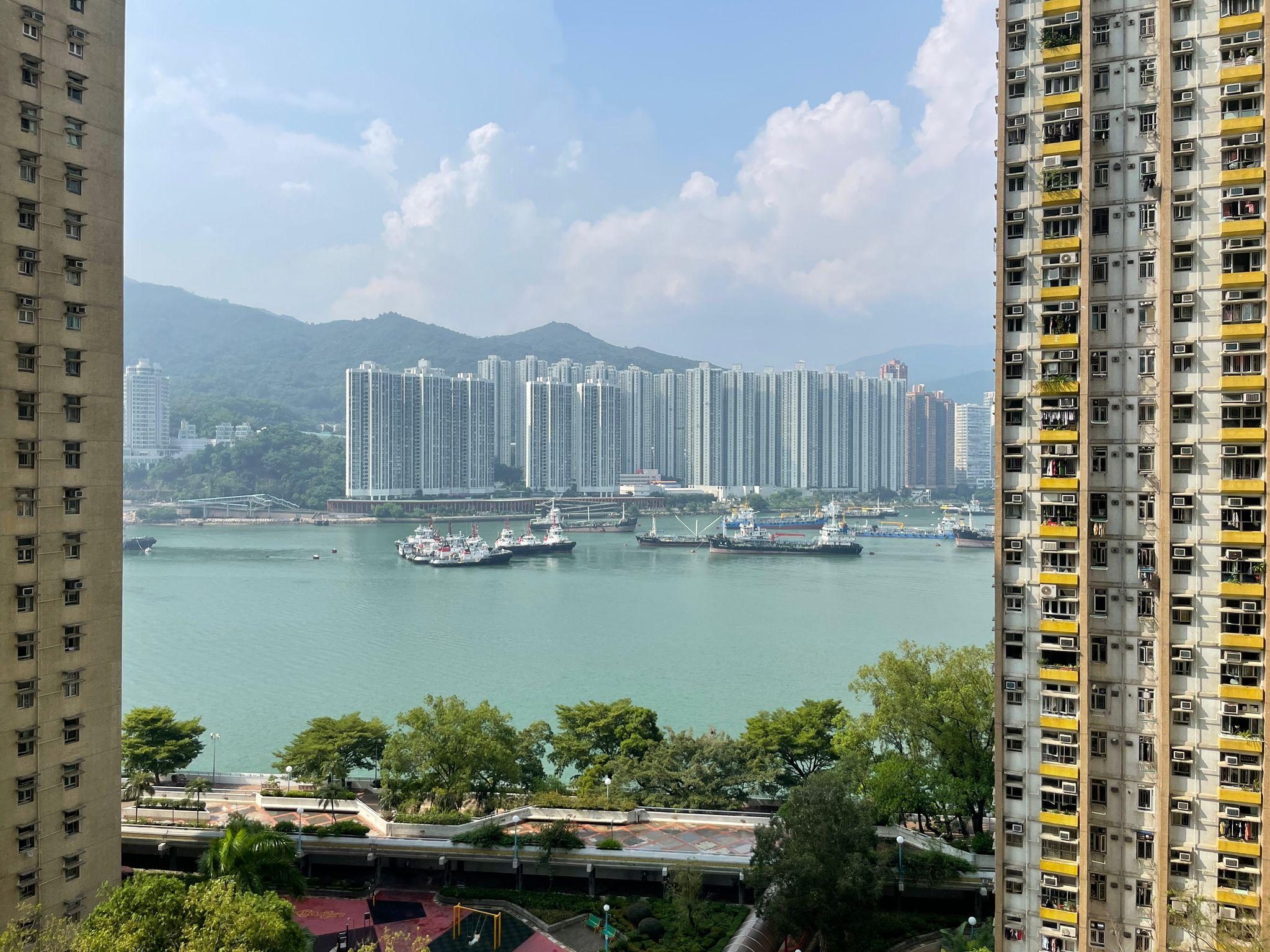 單位座向東北,望藍巴勒海峽及遠望對岸荃灣景致,視野開揚吸引。