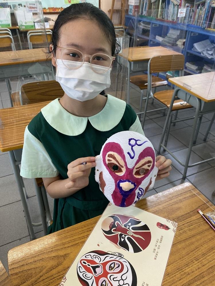 學生在國學工作坊學習畫面譜、刺繡、書法等。