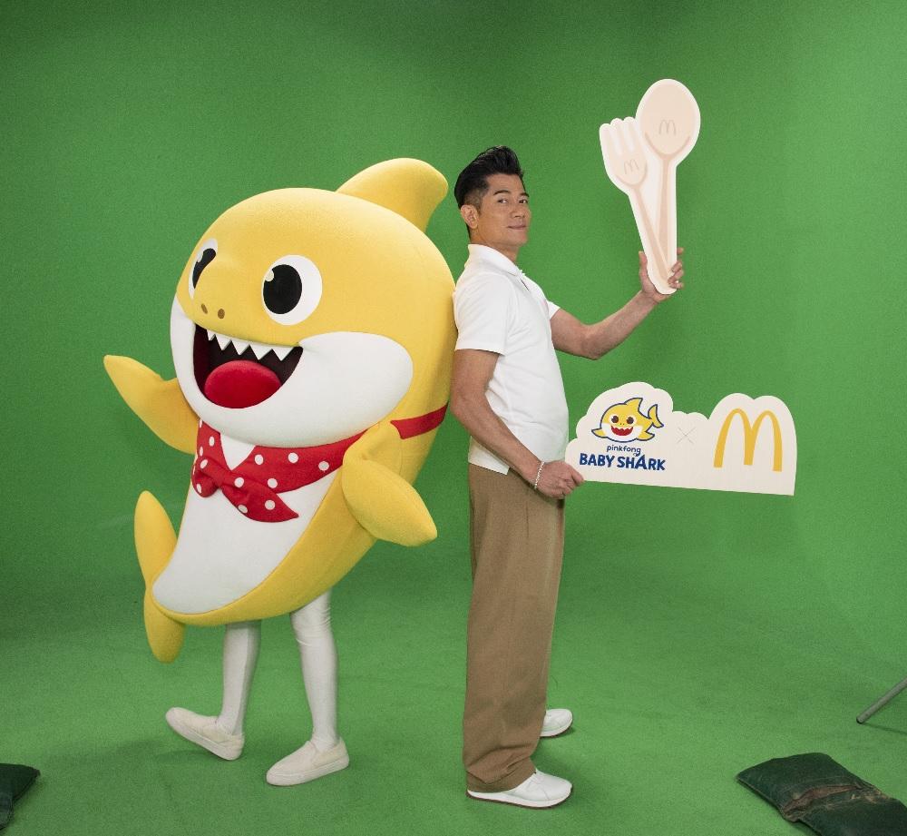 郭富城早前與Baby Shark一同拍攝宣傳短片,歌詞如「No more plastic forks doo doo doo doo 」,十分易上口。