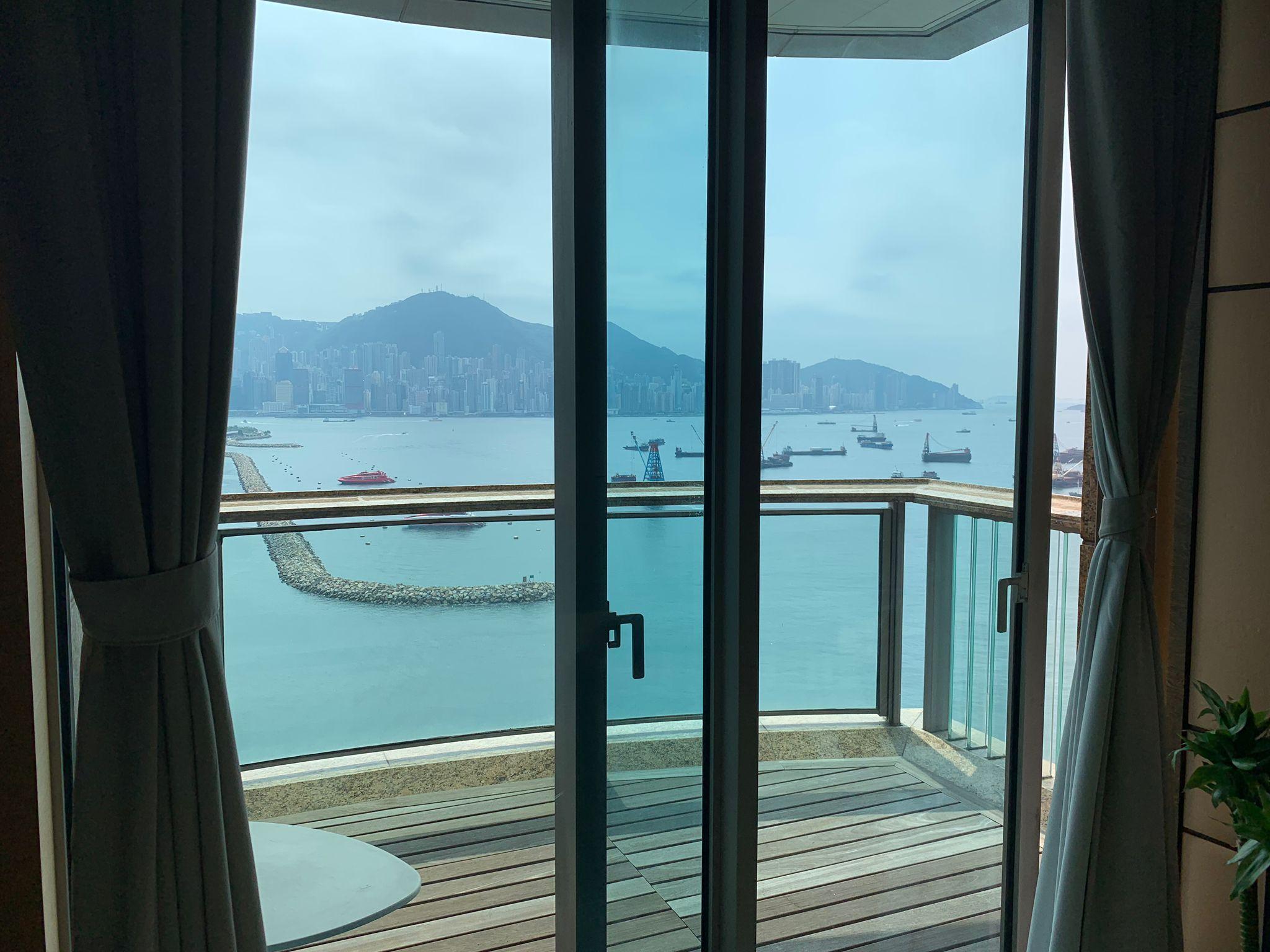 露台面積不小,可享逾180度零死角維港海景。