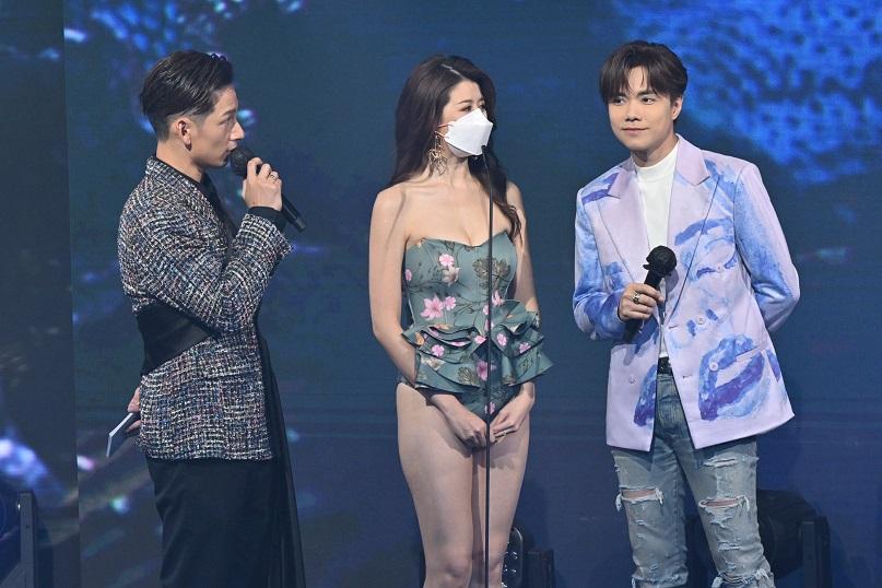 「師姐」王詠珩的泳衣則相對密實,走優雅路線。