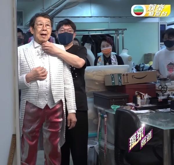 無綫上月直擊修哥試穿歌衫的情況。