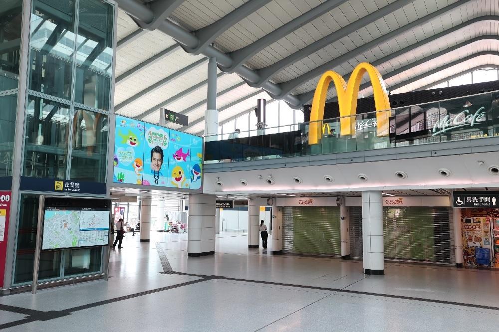 即日起,紅磡站麥當勞餐廳餐廳會以Baby Shark和其他一眾角色進行佈置,歡迎一家大細到訪打卡留念,一邊享受美食、一邊輕鬆學習環保小知識。