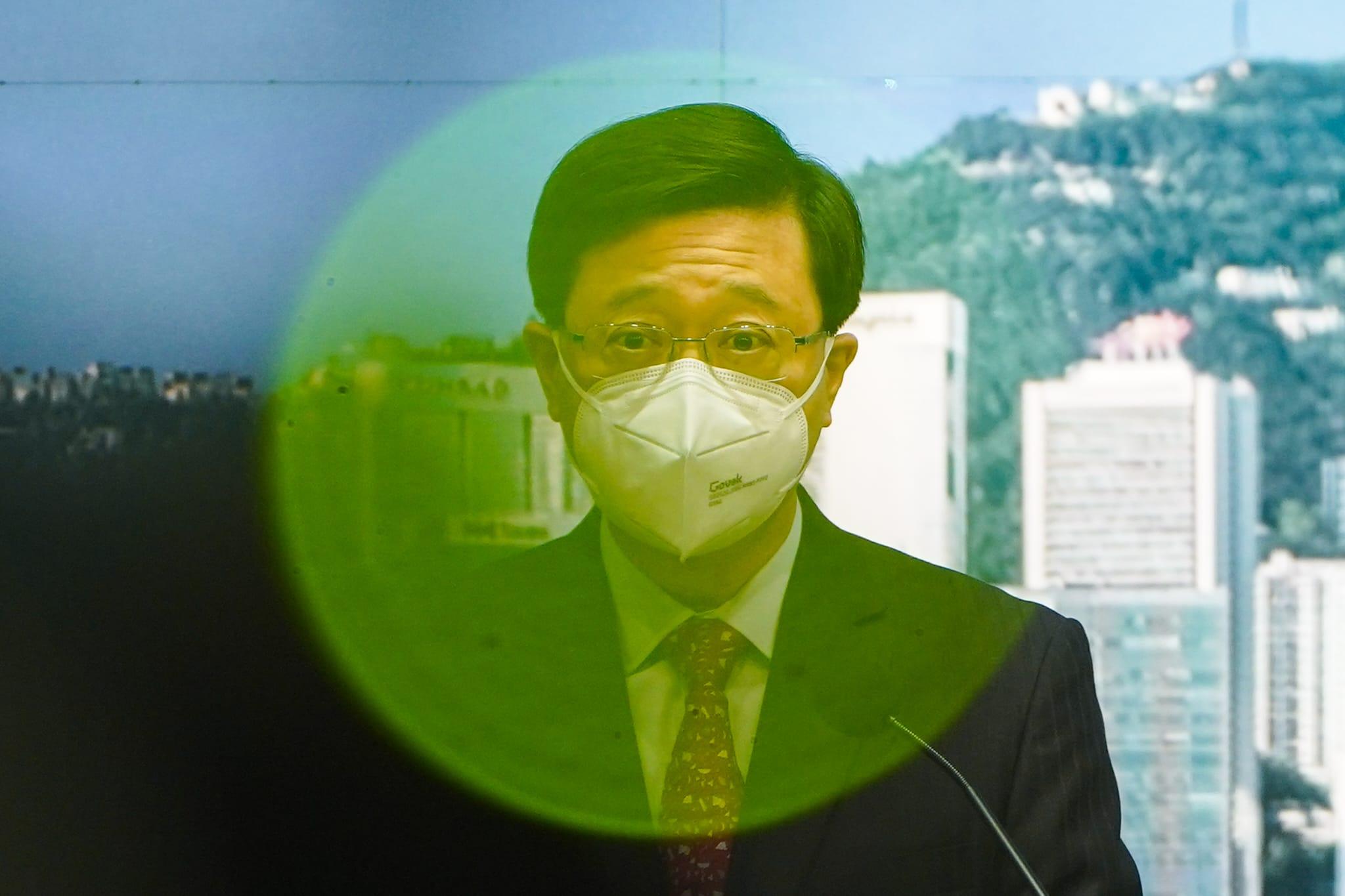 李家超表示,相信香港會成功舉辦11月的國際金融論壇。(李睿哲攝)