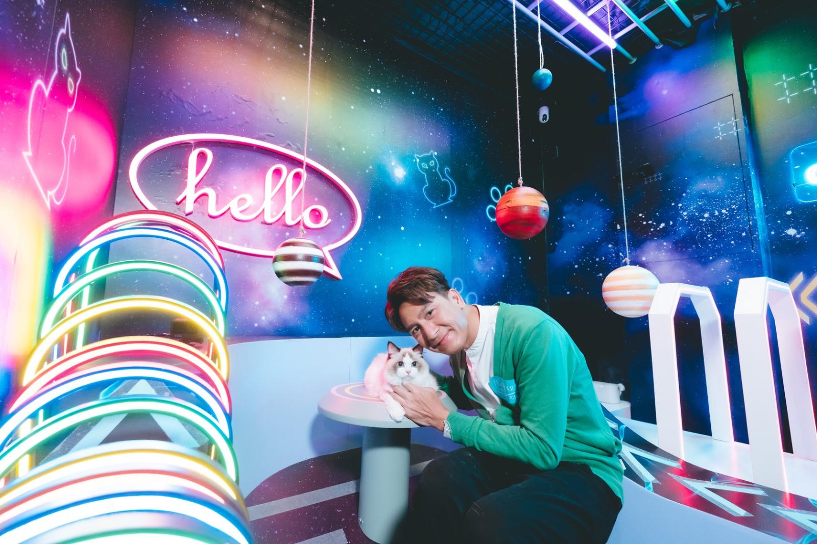 馬明耐心地陪貓咪玩耍,他發現原來自己頗有天份當貓。