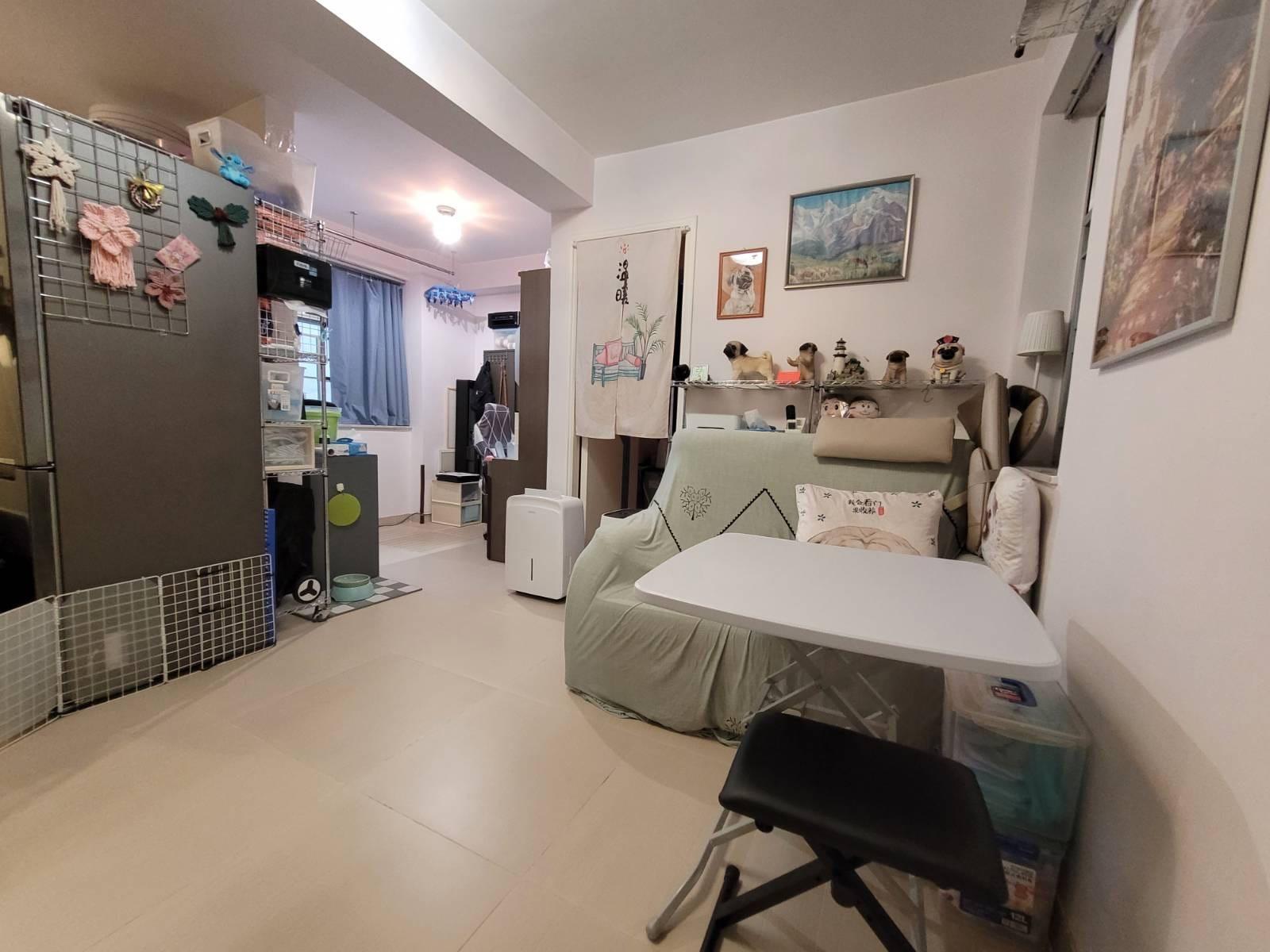 其中一間睡房拆掉牆身後,改為書房用途,並與大廳連為一體,間隔更顯寬敞。