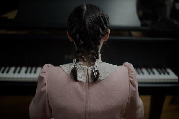 導演威廉布倫特貝爾強調不靠CG換臉,寧以攝影角度呈現女主角。(《孤疑前傳》劇照)