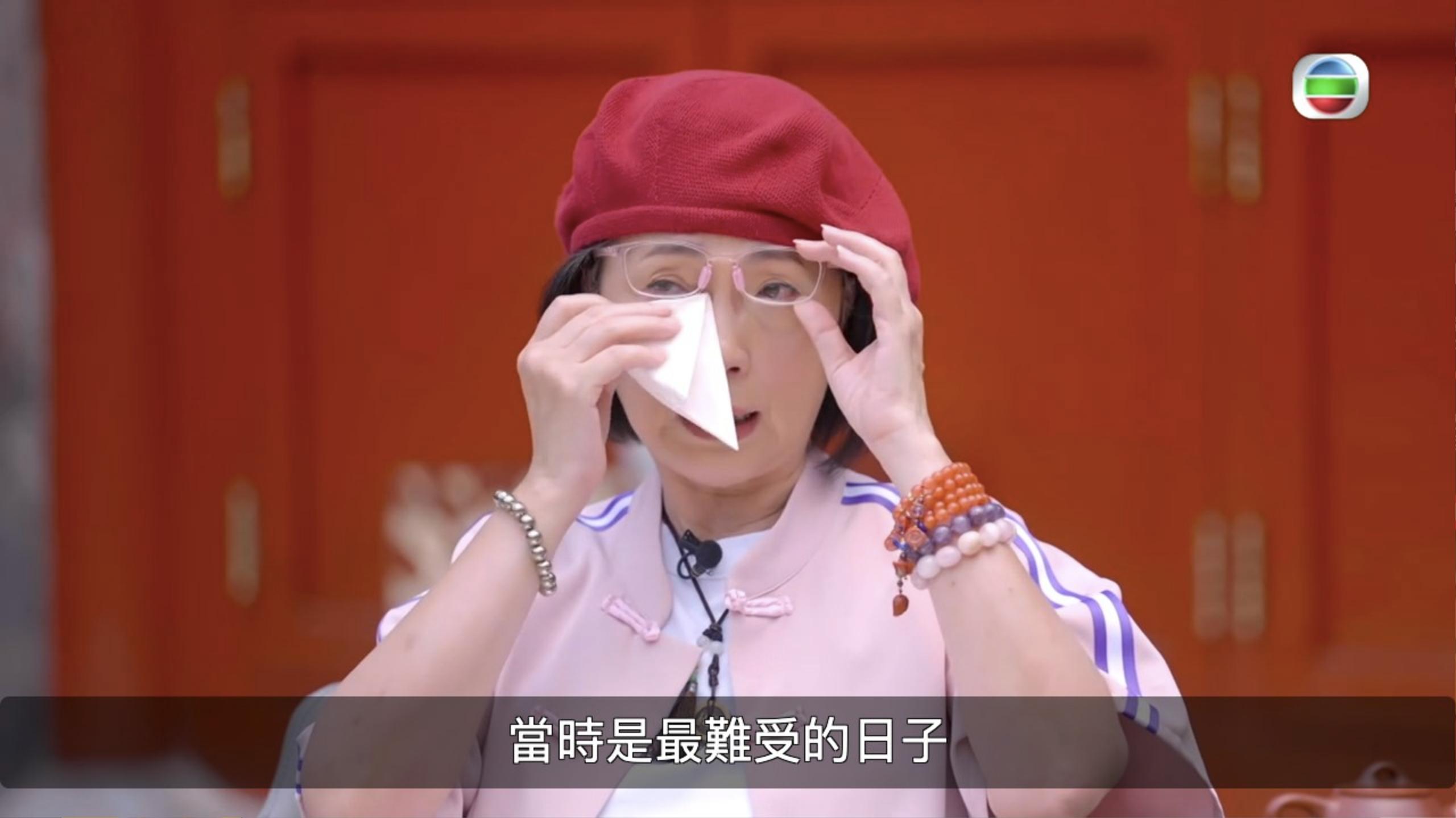 想起當年完成拍攝後回港一刻,見到瘦弱的母親親自接機,苑仔再堅強還是忍不住要拭淚。