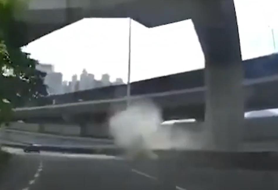 車Cam直擊|田螺車墮橋一刻片段曝光 疑失平衡向右傾側炒壆再墮橋