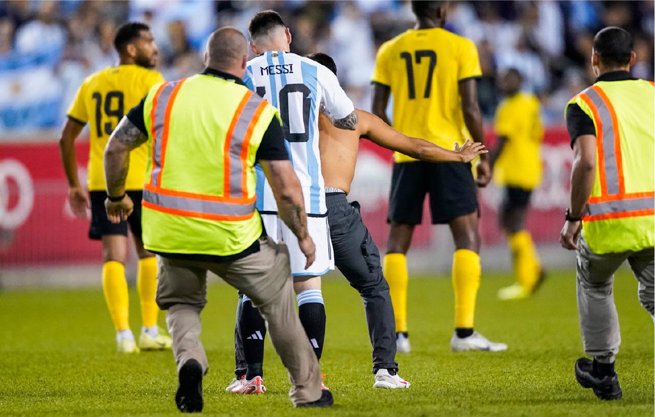 種族歧視停不了 李察利臣入波被掟蕉