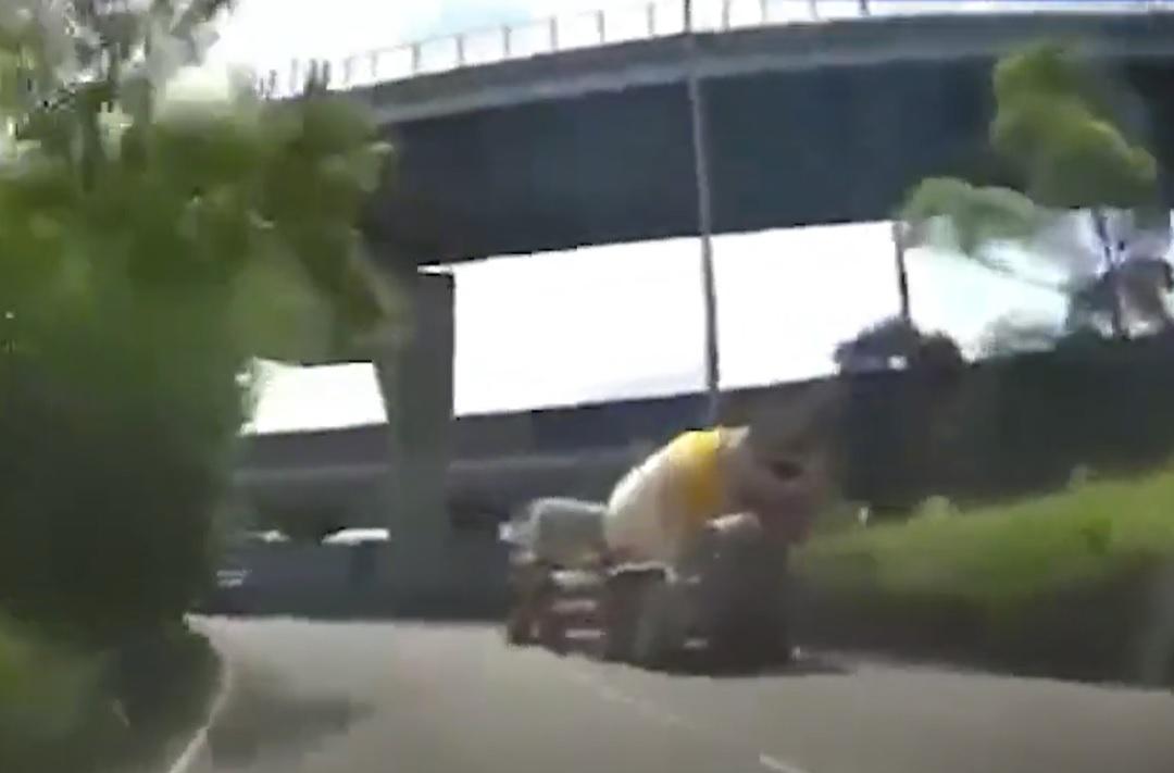 車Cam直擊|田螺車墮橋一刻片段曝光 疑失平衡向右傾側炒壆再墮橋