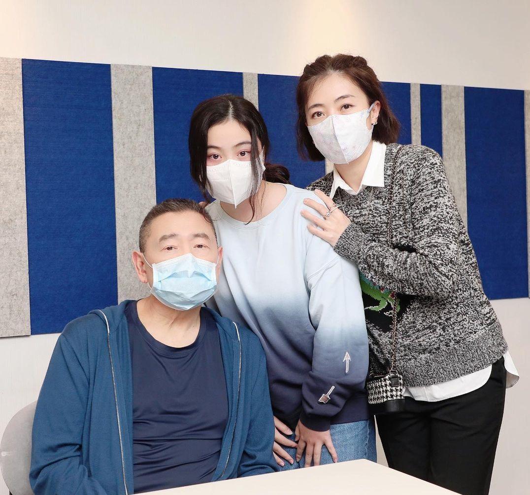 去年6月大劉前往接種新冠疫苗,當時甘比與大女劉秀樺陪伴在側。(資料圖片)