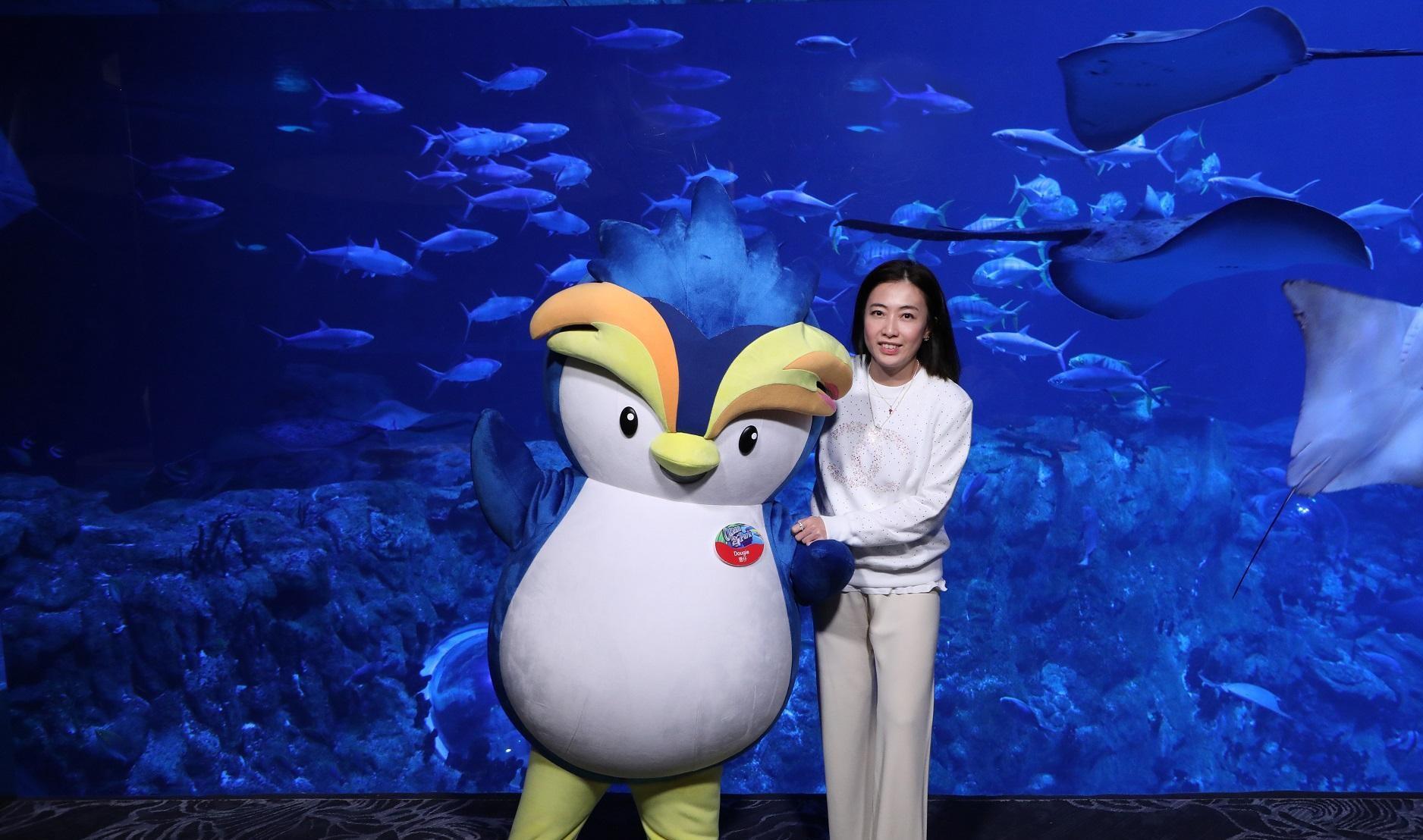 甘比近年經常以「劉鑾雄慈善基金」代表身份,出席不同慈善活動,積極行善。(資料圖片)