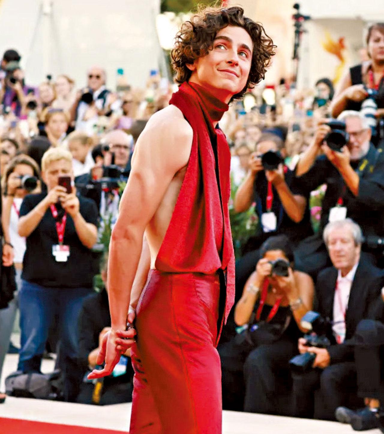 「甜茶」 Timothée Chalamet 掛頸露背現身威尼斯影展艷驚四座