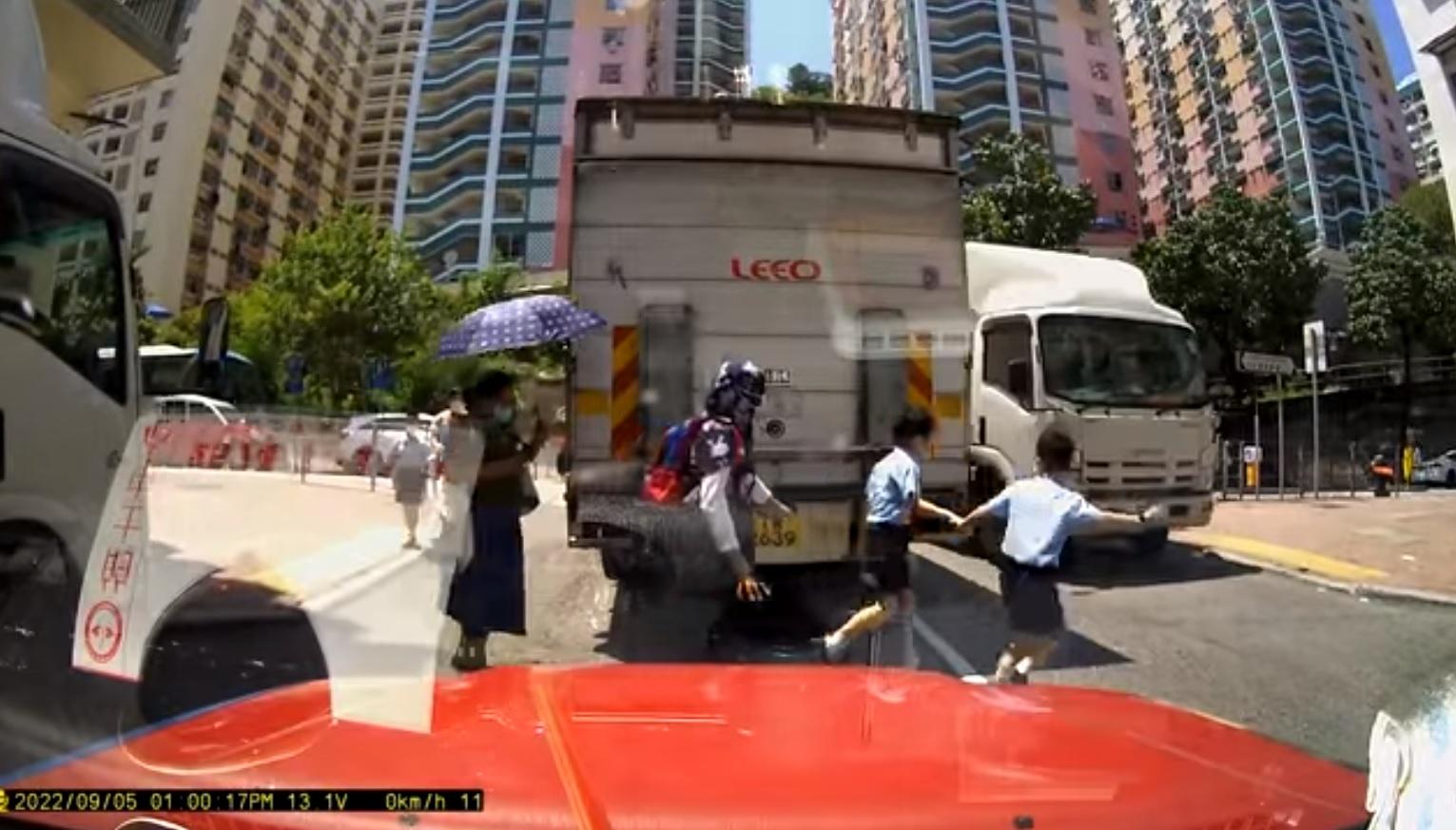 兩名男童手牽手一同衝出