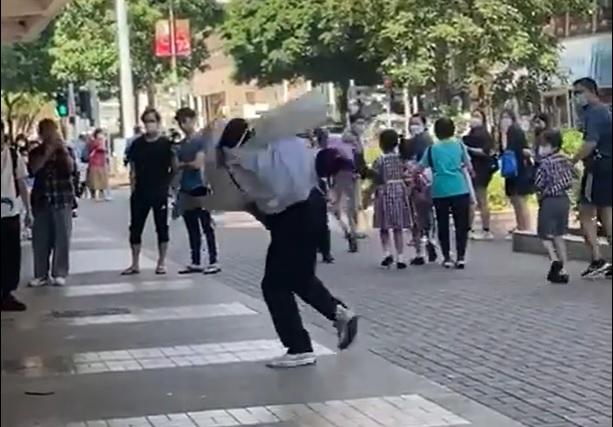 網上熱話|男女爭執拉扯 女方遭抱起「鉸剪腳」反撻男落地