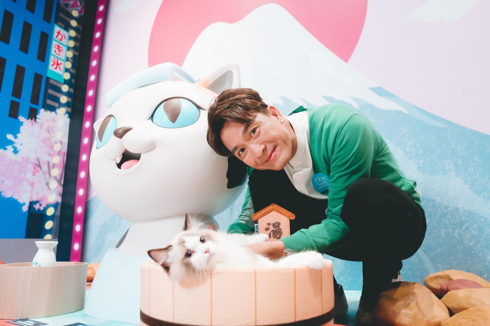 馬明走入兩間Cat Fun House,面對貓咪,表現相當溫柔體貼。