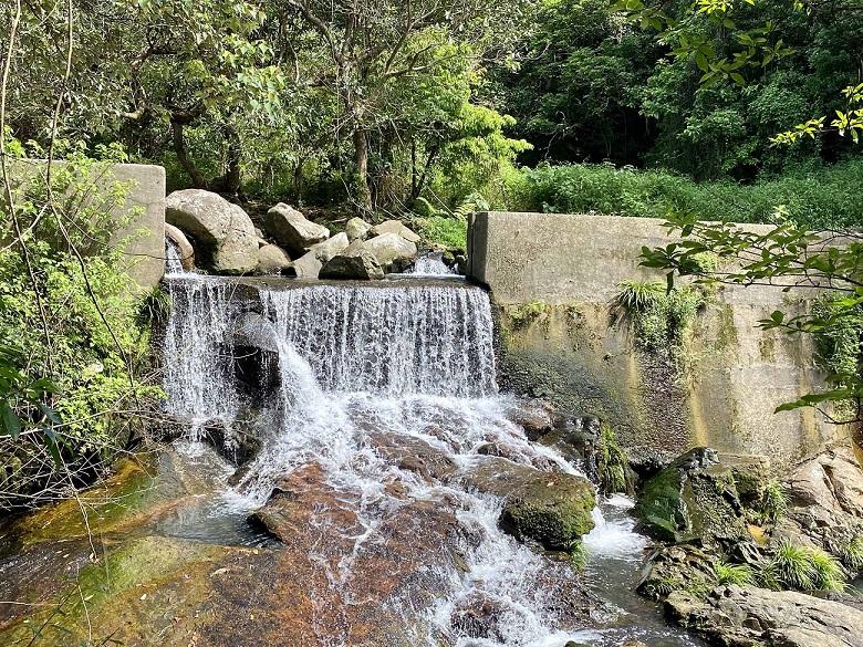 小夏威夷瀑布旁或水邊岩石濕滑,要打醒精神。