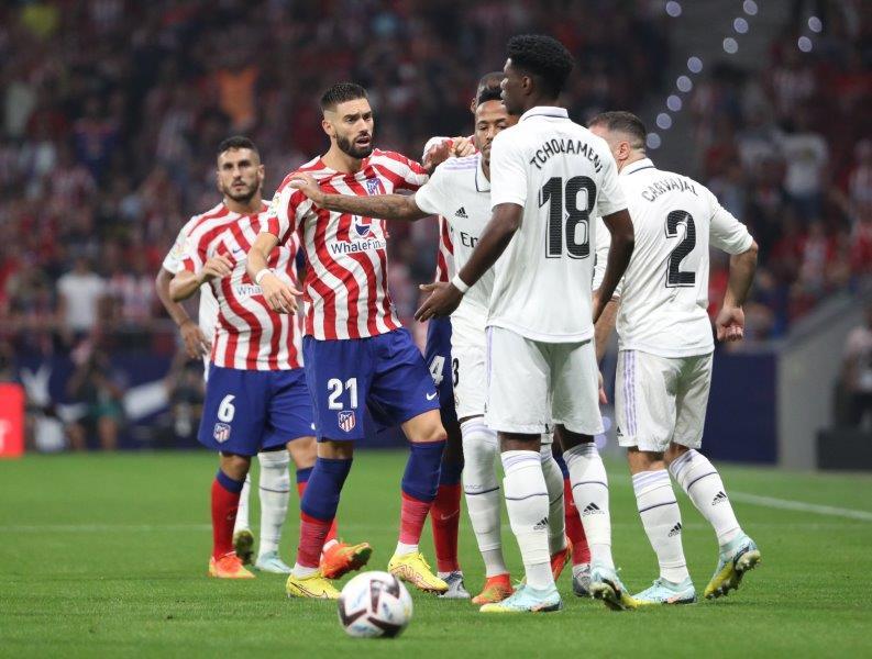 皇家馬德里以2:1小勝馬德里體育會,勝出這仗馬德里打吡戰。(路透社)