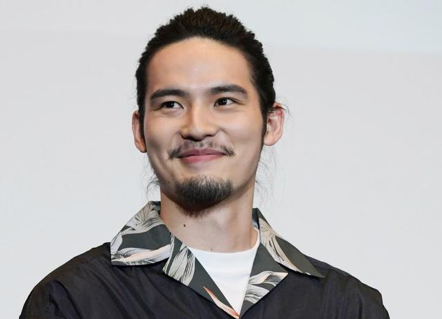 岡田健史鬧出解約風波後,一度留鬆及長髮轉以頹廢Look示人。