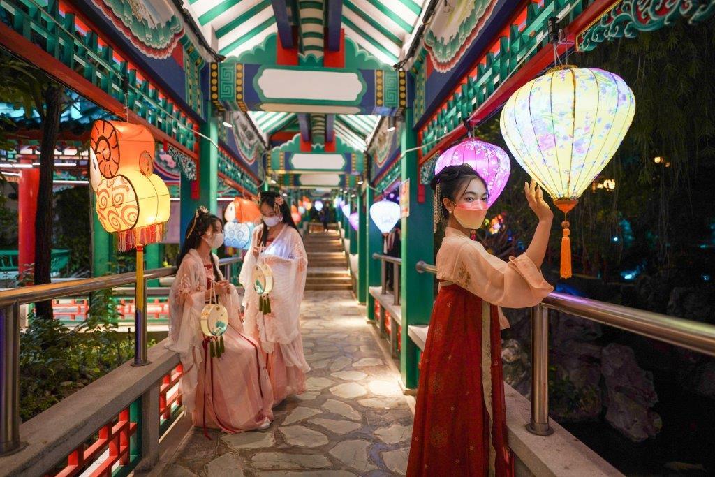 嗇色園黃大仙祠中秋辦花燈園遊會。(李睿哲攝)