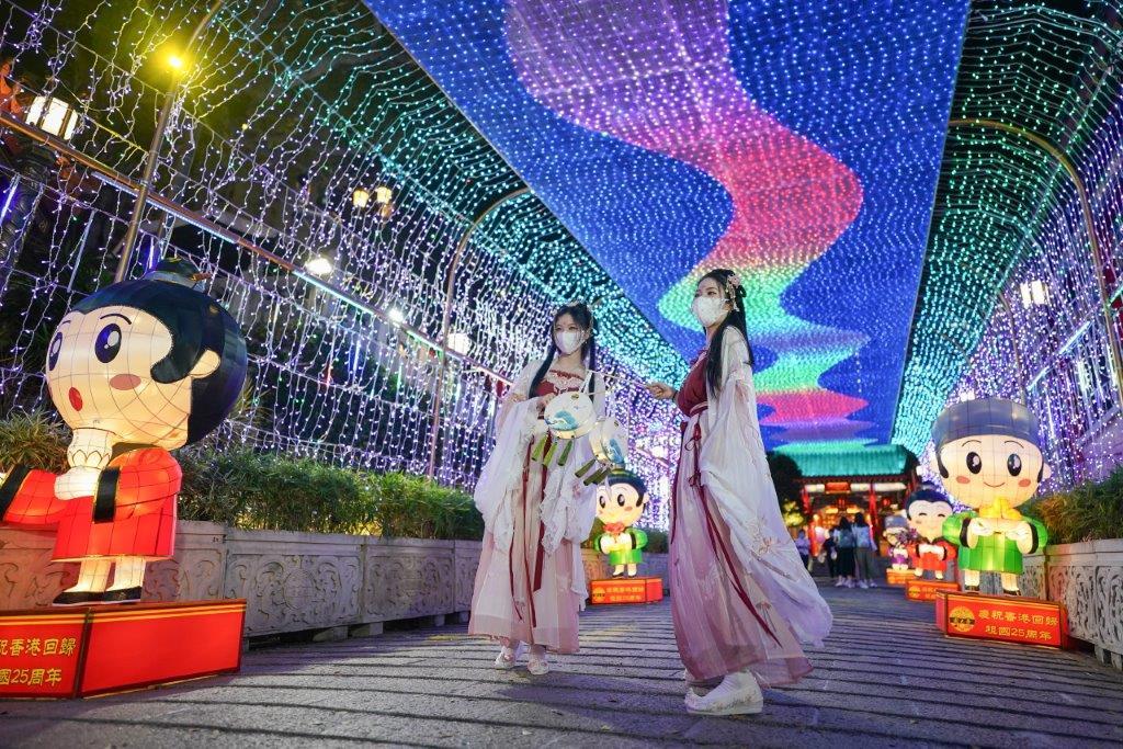 嗇色園黃大仙祠中秋辦花燈園遊會。(李睿哲攝)